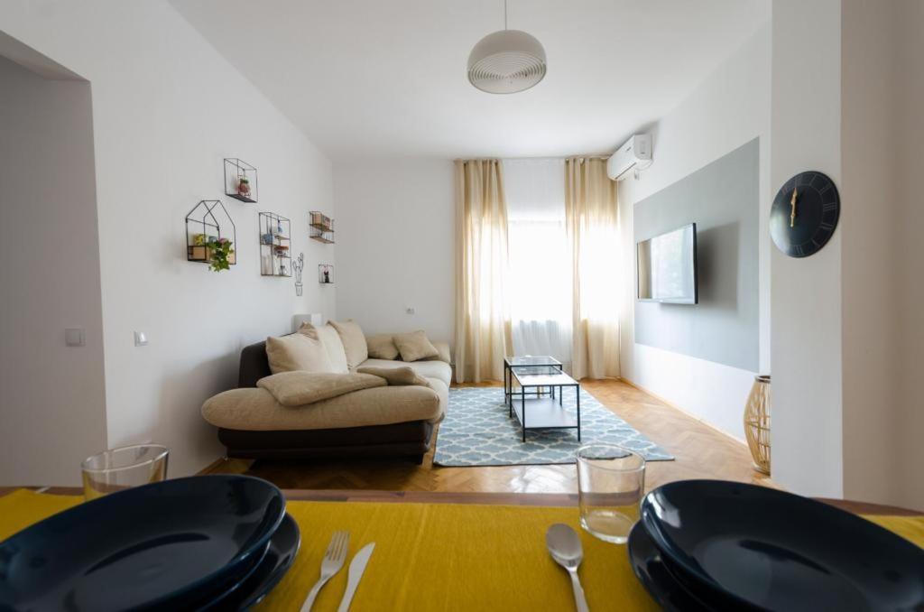 Stylized And Modern Apartment In ブカレスト エクステリア 写真