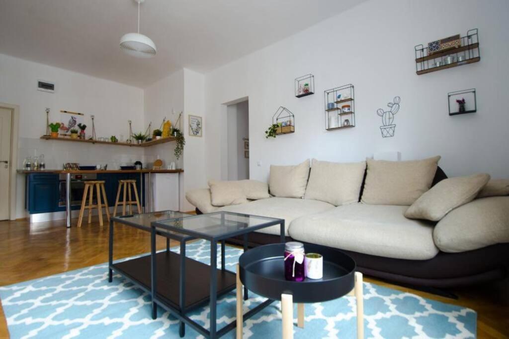 Stylized And Modern Apartment In ブカレスト エクステリア 写真